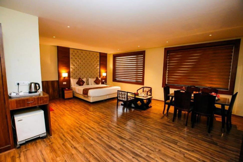 Hotel The Residency Srinagar Kültér fotó