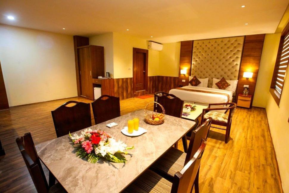 Hotel The Residency Srinagar Kültér fotó