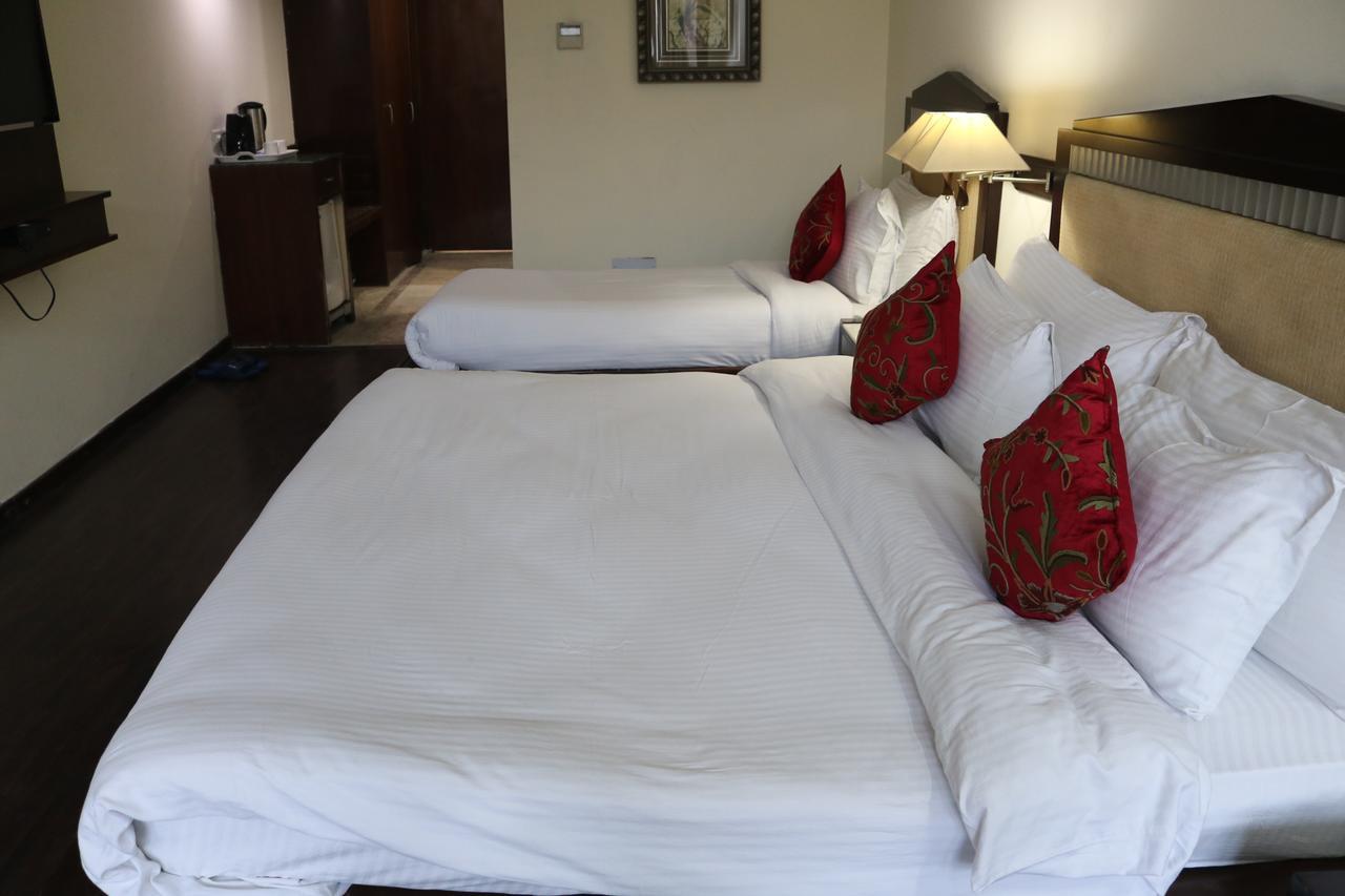 Hotel The Residency Srinagar Kültér fotó